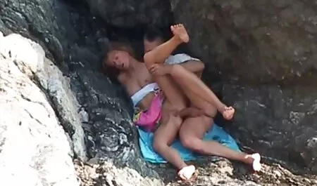 Dva mužjaka filmeporn prže plavušu u uskom malom analu