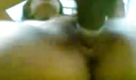 Brineta u masci od lateksa sipala je kremu u filme oorno gratis svoj anal