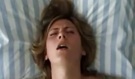 Zrela ljepotica Lisa Enn mladu djevojku uči osnovama porno hd sauna seksa