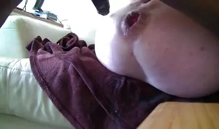 Neiskusna djevojka došla je na kasting, skinula se pred kamerom, porno american hd skinula bluzu, spustila traperice i skinula gaćice. Potom je pokazala kako masturbira i počela puštati pušku direktoru videa