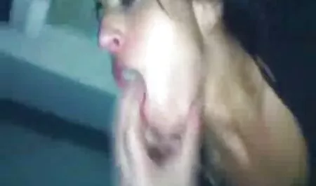 Prekrasna seksi kučka Courtney Cumms filme porno gratis onlain jebe se u kuhinji analno