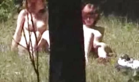 Seksi nevina crnka filme prrno s ružičastom pičkom jeba se u anal
