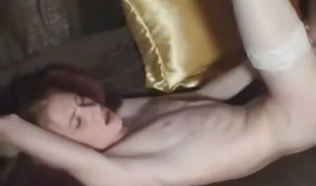 Mlada trans dama s velikim porno hd blond magarcem prstom uprljajući kurac u blizini bazena