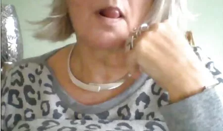 Seksi prsate lezbijke strastveno cinema porn hd se zajebavaju u uredu na stolu