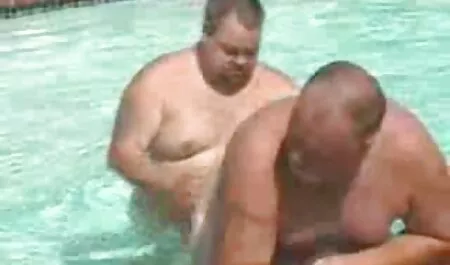 Slatka djevojka s malim sisama zadovoljava svog foto pizde goale muškarca