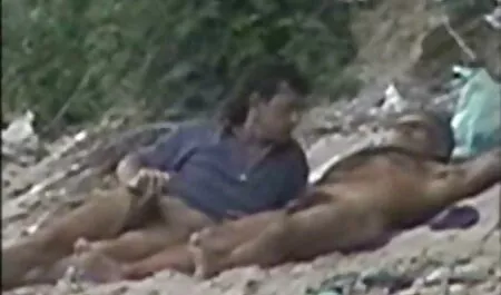 Djed filme porono gratis je radio u vrtu i vidio je kako unuka leži polugola. Ne mogavši ​​izdržati, bacio je motiku i otišao do djeteta, počeo je ljubiti u usne, grudi i macu