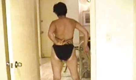 Šarmantnu brinetu u tetovažama će jebeni ćelav porno hd sauna