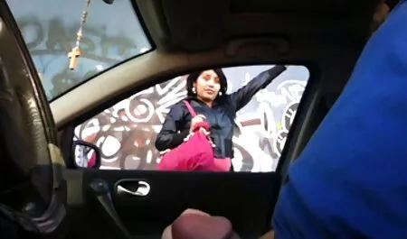 Oduševljena brineta toplinom usisava debeli penis svoje prijateljice, a potom navlačeći gaćice natopljene uzbuđenjem, beba počinje veselo skakati na zdravu filme online por jelku