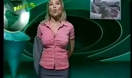 Prsata brineta u tetovaži, u mrežastim čarapama jaše erotice filme online na debelom penisu, masturbira nježnim rukama i liže natečenu glavu