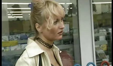 Dječak snima video kako njegova djevojka prednjači u kupaonici, a zatim inzistira na puhanju, a cu pula mare ona ga masturbira i sisa cum iz kuraca, dobar amaterski video