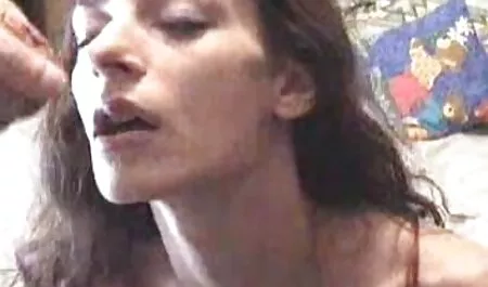 Ljepotica brunete hd na krevetu jebe se debelim dildom