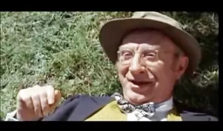 Iskusni ujak Bruno uhvatio je tamnokosu mačku Pumu Crnu kraj bazena futai filmat ascuns i neće ga pustiti dok njegov kurac ne bude zasićen njezinom mladom sočnom pičkom