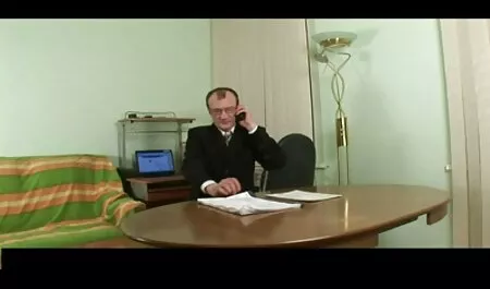 Stigavši ​​da se zaposli, mladi momak sretno je otkrio da je njegov šef seksualno zaokupljena 18 sex film hd ljepotica koja je prva odlučila isprobati njegov ukus.