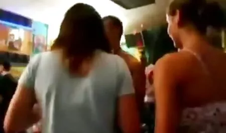 Lijepa brineta s čvrstim grudima nakon tuširanja pušta prijateljicu filmulețe por