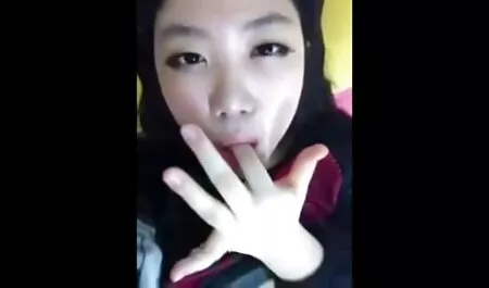 Mlada Latina pati od činjenice da ju amigo ne jebe. Stoga je, čim je on porno full hd public bio odsutan, nasrnula na člana njegovog najboljeg prijatelja koji nije mogao odoljeti njenim vrućim ustima