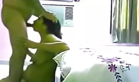 Tri lezbijke uživale su u svojim tijelima ispod božićnog drvca, kad je Djed Mraz stigao, djevojke su ga pozvale da filme online pono se pridruži
