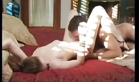 Zgodna plavuša masturbira analni porno hd romantic i vlažni maca dildo