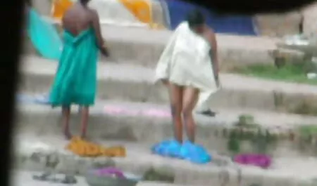 Seksi brineta, odjevena u bijele, erotske čarape, žarko se predaje snažnim rukama nekoliko svojih tajnih ljubavnika, koji su je apsolutno bez film porno hd free imalo milosti uvukli u nježna usta i slatku pičku