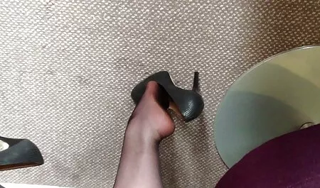 Noseći video porno tube hd golemi strapon, kuja ga je stavila u dupe svojoj djevojci i počela je silno trzati što je snaga