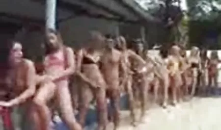 Dude je skinuo hd xxxl porno dvije ljepotice i gurnuo kurac u usta s njima