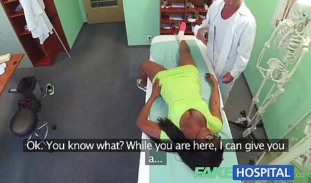 Dvije prsate piliće uživaju u debelom penisu i online filme porno jebu se na njemu