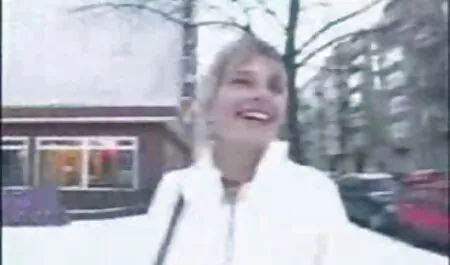 Slatka brineta u bijelim hd porno fillm čarapama pokazuje svoje čari pred kamerom