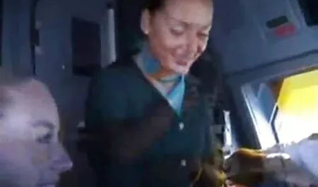 Ova besramna brineta zahtijeva da se nemilosrdno jebe, nemilosrdno poteže loptice i završi na mladom filme poeno gratis zlobnom licu
