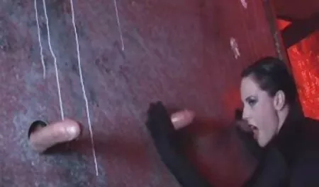 Djevojka cu pula mare je odlučila probuditi svoju prijateljicu dubokim puhanjem, što je momka jako usrećilo