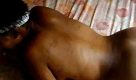Jedna kuja leži na kauču i masturbira, a druga filme noi porno gratis stoji rak i uzima kurac u trenutku