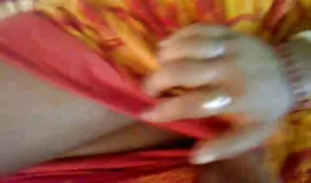 Vruća porno zabava se nastavlja, djevojke plešu, brišu se po sisama, a u blizini rade duboki blowjob i fre porno hd puštaju ljepote svom snagom