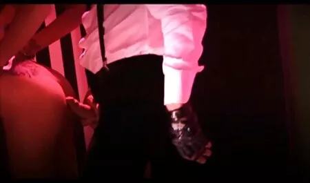 Lijepa crna thai porno hd žena miluje obrijanu macu sa staklenim dildom