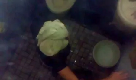 Tip laže samog sebe, odmara se nakon tuširanja i ne sumnja ni u filmeporn kakvo iznenađenje što ga je djevojka pripremila