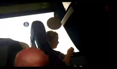 Mlade djevojke upriličile porno extra hd su gangbang u uredu s tri vruća muškarca