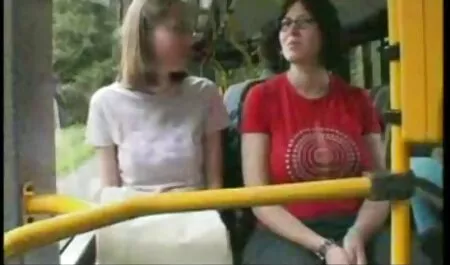 Djevojku s ogromnim sisama odjebava nekoliko momaka odjednom. Užasni kauboji slavno zabijaju porn hd cinema svoje kurve između sise