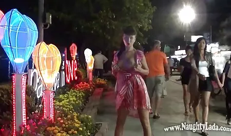 Lijepa modna djevojka usisava hd porno cz kurac za fotografa