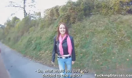 Njezin mišićavi tamnoputi poznanik posjećuje debelu prsatu domaćicu, a tijekom srdačnog hd outdoor porno razgovora nudi da joj nabavi boobs i da mu pušta