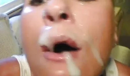 Ćelavi, naduvani momak bacio je svog mladog susjeda na sofu i jebeno porno hd net ju jebao