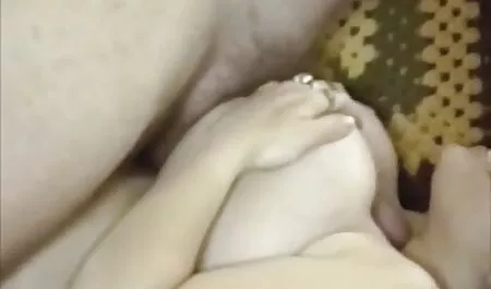 Premjestili su se s kreveta na stolicu, kuja je skinula suknju i momak joj je zakopao nos u anus, a klitoris joj je lizao jezik, a ona je raširila noge i počela praviti kuni, a sauna porno hd onda je tip stavio penis u obojicu