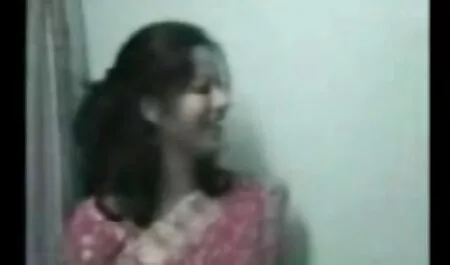 Ljepotica zna da njezin partner voli porno filmovi hd lijepo rublje i čarape. Stoga, stavlja najatraktivnije crno rublje s crvenim cvjetovima