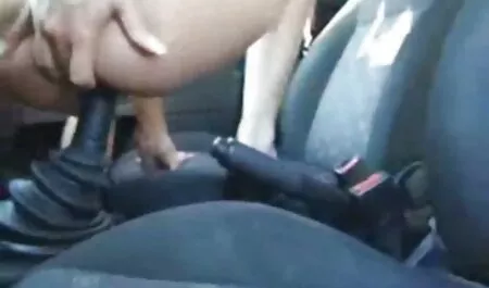 Prsata brineta porno hd 2018 maše joj guzicom ispred svog jebača, zadirkuje ga, a zatim stavlja svoju obrijanu pičku na njegov elastični penis