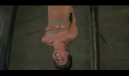 Prekrasna, mlada drolja masturbira porno live hd preludu