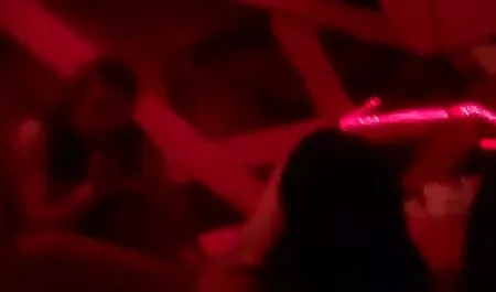 Pohotni frajer jebe seksi plavušu u ružičastom donjem porno 1080p full hd rublju i crnim čarapama