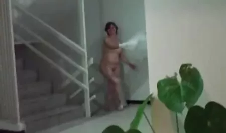 Strastvena tajnica u crnim filme porno cu mature hd čarapama izbacila je kuharski pijetao