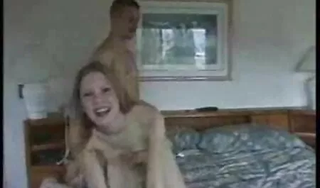 Nakon razrednog vaginalnog seksa, futai cu nemtoaice momak je s velikim zadovoljstvom završio ljepotu u ustima, ali sperma se također našla na licu i prsima