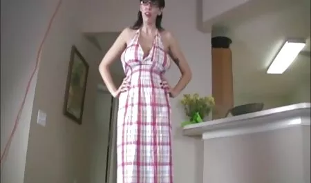 Dečko jebe seksi plavušu Alinu evita pozzi hd u ružičastom donjem rublju na terasi