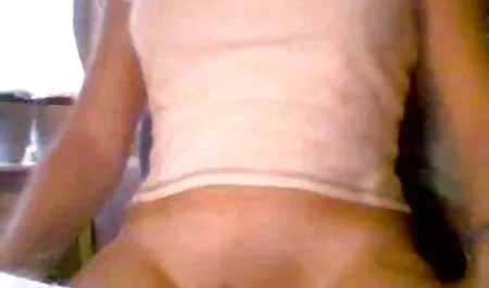 Mlada djevojka miluje macu prstima ts hd porno