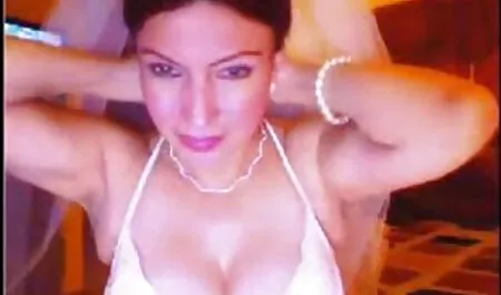 Dvije film porno ultra hd prekrasne rupe koje su vidljive između raširene stražnjice ovog cutija također su nešto posebno
