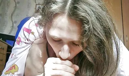 Prvo što ovaj razmaženi mužjak želi jest da mačke sisaju njegovo dugo dostojanstvo, ali ne da ga video potno hd dodiruju rukama