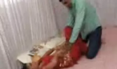 Mlada skijašica popela se na visoku planinu, a kad je ugledala tamo dva snažna momka, nije se mogla oduprijeti porno machine hd i popela se da sisa njihove članove