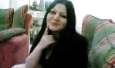 Curly drolja Darla voli kad je porno muvi hd djevojka stavi na debelu strapon i jebe joj teško
